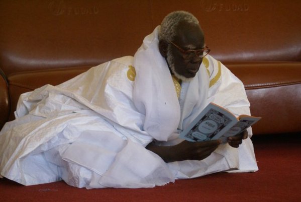 Vidéo de la valise d'argent : Serigne Mountakha Mbacké donne 100 millions FCfa de "adiya" au Khalife (En espèce)