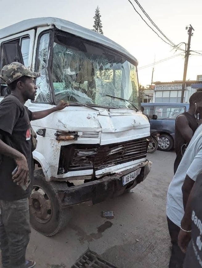 Drame à Castors : Un mort et plusieurs blessés dans un accident impliquant un car "Ndiaga Ndiaye" (Photos) Drame à Castors : Un mort et plusieurs blessés dans un accident impliquant un car "Ndiaga Ndiaye" (Photos)