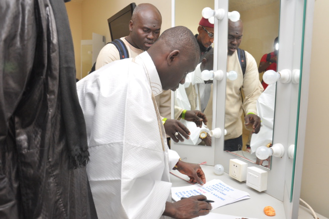 Dans les coulisses de la grande nuit"Sargal laobé" avec Pape Diouf; Regardez Dans les coulisses de la grande nuit"Sargal laobé" avec Pape Diouf; Regardez