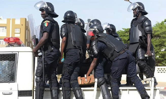 Vols nocturnes à Thiès : Un gang dans le viseur de la police, un de ses membres arrêté avec son arme blanche Vols nocturnes à Thiès : Un gang dans le viseur de la police, un de ses membres arrêté avec son arme blanche