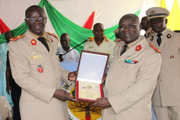Le Général Bakary Diatta, premier africain agrégé en réanimation, un exemple de carrière réussie Le Général Bakary Diatta, premier africain agrégé en réanimation, un exemple de carrière réussie