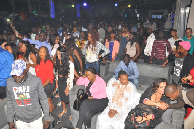 Après le grand succès de la nuit des "laobés" au grand théâtre, le Pape de la musique Sénégalaise explose le Bloowy.Regardez Après le grand succès de la nuit des "laobés" au grand théâtre, le Pape de la musique Sénégalaise explose le Bloowy.Regardez