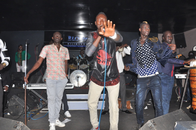 Après le grand succès de la nuit des "laobés" au grand théâtre, le Pape de la musique Sénégalaise explose le Bloowy.Regardez Après le grand succès de la nuit des "laobés" au grand théâtre, le Pape de la musique Sénégalaise explose le Bloowy.Regardez