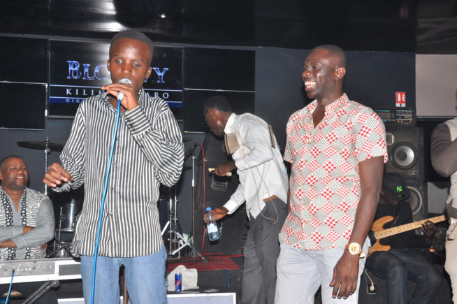 Après le grand succès de la nuit des "laobés" au grand théâtre, le Pape de la musique Sénégalaise explose le Bloowy.Regardez Après le grand succès de la nuit des "laobés" au grand théâtre, le Pape de la musique Sénégalaise explose le Bloowy.Regardez