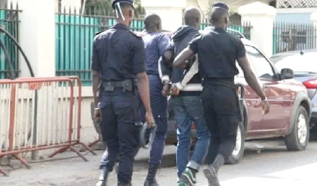 Vol avec violence : une plainte aboutit à une arrestation à Grand Yoff Vol avec violence : une plainte aboutit à une arrestation à Grand Yoff