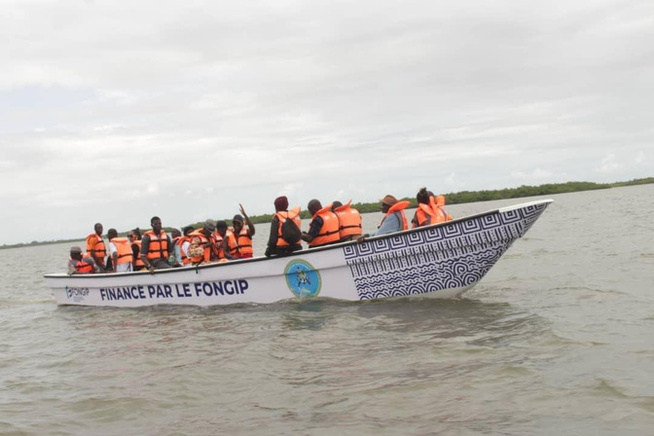 Solidarité en Casamance : Le FONGIP livre une pirogue pour désenclaver Haère, un geste largement salué Solidarité en Casamance : Le FONGIP livre une pirogue pour désenclaver Haère, un geste largement salué