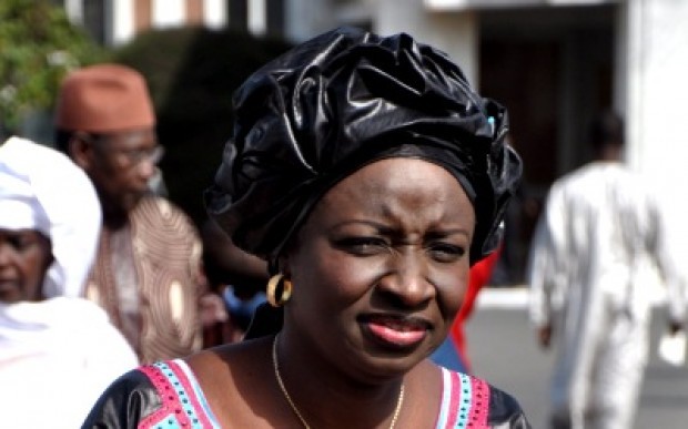 Mimi Touré à Abdoul Mbaye : "Si le chef de l’Etat te choisit parmi 14 millions de Sénégalais, tu lui dois tout" Mimi Touré à Abdoul Mbaye : "Si le chef de l’Etat te choisit parmi 14 millions de Sénégalais, tu lui dois tout"