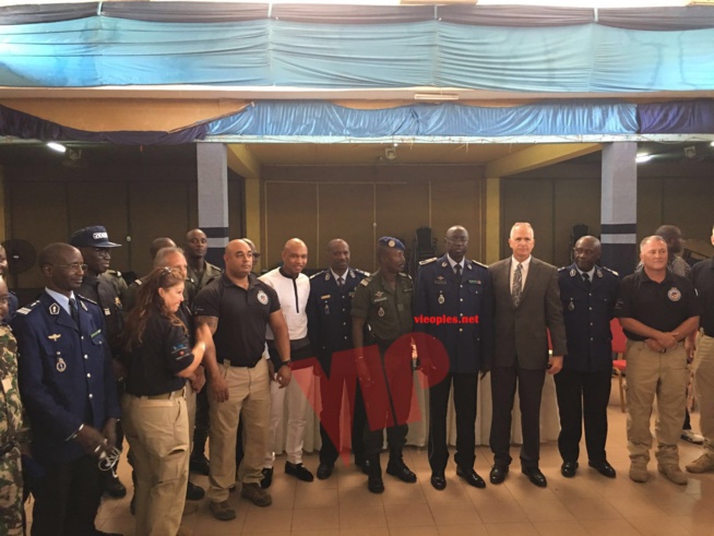 L'international Sénégalais, double ballon d'or El Hadj Ousseynou Diouf pour la sensiblisation des jeunes officiers devant le général Tine. L'international Sénégalais, double ballon d'or El Hadj Ousseynou Diouf pour la sensiblisation des jeunes officiers devant le général Tine.