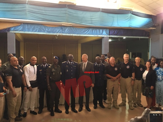 L'international Sénégalais, double ballon d'or El Hadj Ousseynou Diouf pour la sensiblisation des jeunes officiers devant le général Tine. L'international Sénégalais, double ballon d'or El Hadj Ousseynou Diouf pour la sensiblisation des jeunes officiers devant le général Tine.