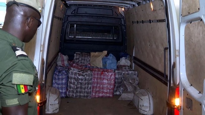 Cité Noflaye de Rufisque : Une opération combinée des Douanes sénégalaises et de la Gendarmerie nationale, a abouti à la saisie de 643 paquets de cocaïne, ce lundi Cité Noflaye de Rufisque : Une opération combinée des Douanes sénégalaises et de la Gendarmerie nationale, a abouti à la saisie de 643 paquets de cocaïne, ce lundi