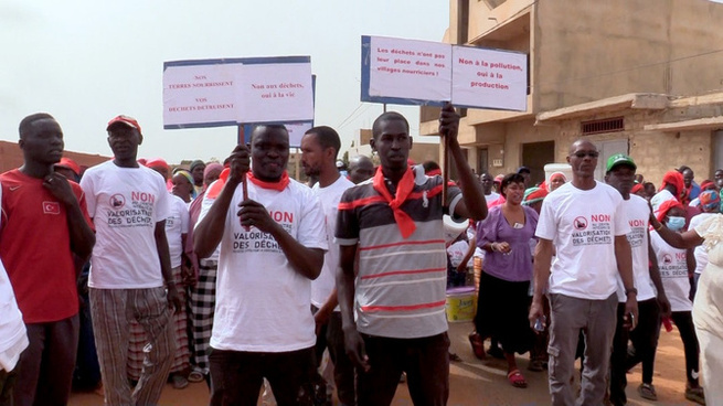 Villas inachevées et paiements bloqués : La colère du collectif CDC Bambilor qui hausse le ton Villas inachevées et paiements bloqués : La colère du collectif CDC Bambilor qui hausse le ton