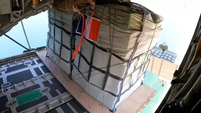 Paris largue 12 tonnes de vivre à Gaza Paris largue 12 tonnes de vivre à Gaza