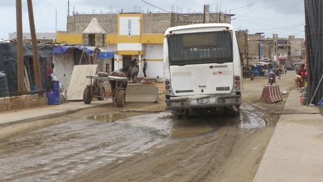 Tivaouane Peulh : une route laissée à l’abandon depuis deux ans, la population étouffe dans la poussière