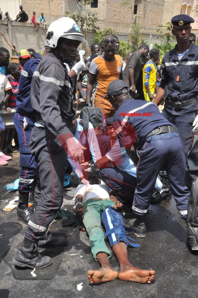 Les images de l'accident entre un taxi, une camionnette et une voiture L 200 sur l'autoroute aujourd'hui. Les images de l'accident entre un taxi, une camionnette et une voiture L 200 sur l'autoroute aujourd'hui.