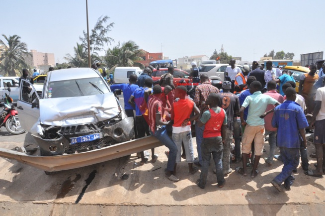 Les images de l'accident entre un taxi, une camionnette et une voiture L 200 sur l'autoroute aujourd'hui. Les images de l'accident entre un taxi, une camionnette et une voiture L 200 sur l'autoroute aujourd'hui.