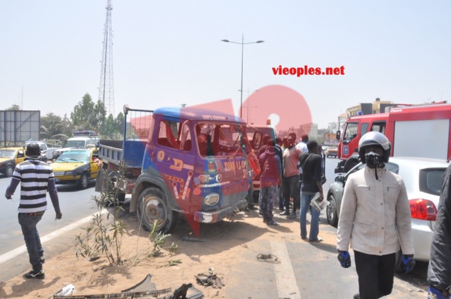 Les images de l'accident entre un taxi, une camionnette et une voiture L 200 sur l'autoroute aujourd'hui. Les images de l'accident entre un taxi, une camionnette et une voiture L 200 sur l'autoroute aujourd'hui.