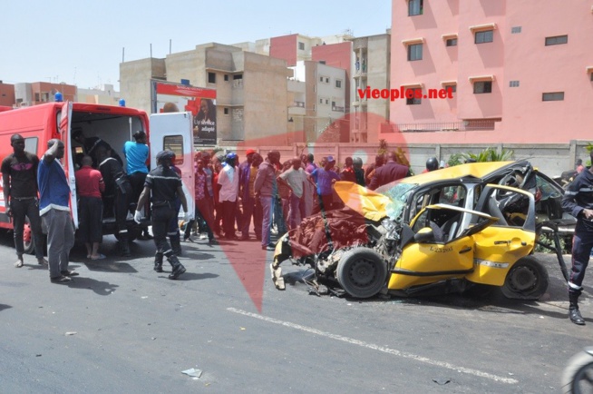 Les images de l'accident entre un taxi, une camionnette et une voiture L 200 sur l'autoroute aujourd'hui. Les images de l'accident entre un taxi, une camionnette et une voiture L 200 sur l'autoroute aujourd'hui.