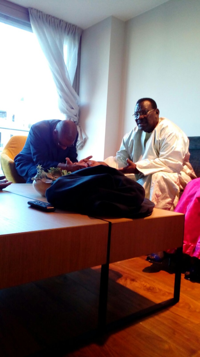 Le consul de Madrid en Espagne bénit par Cheikh Bethio Thioune. Le consul de Madrid en Espagne bénit par Cheikh Bethio Thioune.