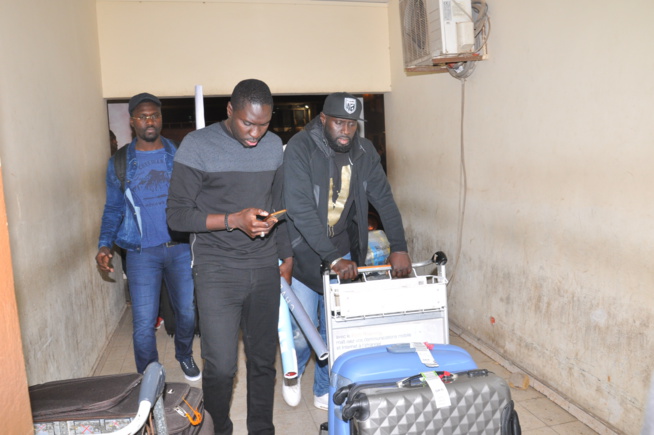 Sen Art Vision & Vouzenou vous présente en live LE FA du groupe Sexions D' assaut au Sea Plazza ce 12 mars.Revivez en images leur arrivé à l'aéroport Léopold Sedar Senghor. Sen Art Vision & Vouzenou vous présente en live LE FA du groupe Sexions D' assaut au Sea Plazza ce 12 mars.Revivez en images leur arrivé à l'aéroport Léopold Sedar Senghor.