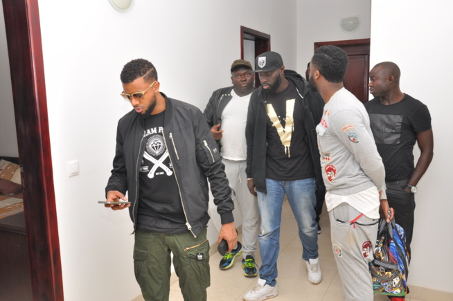 Sen Art Vision & Vouzenou vous présente en live LE FA du groupe Sexions D' assaut au Sea Plazza ce 12 mars.Revivez en images leur arrivé à l'aéroport Léopold Sedar Senghor. Sen Art Vision & Vouzenou vous présente en live LE FA du groupe Sexions D' assaut au Sea Plazza ce 12 mars.Revivez en images leur arrivé à l'aéroport Léopold Sedar Senghor.