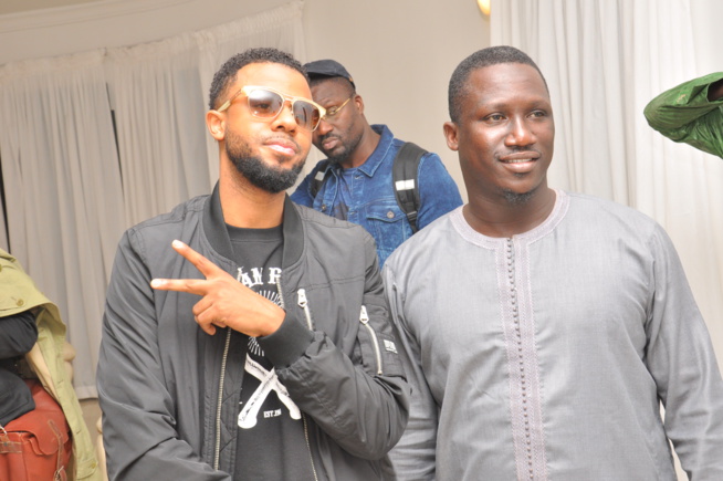 Sen Art Vision & Vouzenou vous présente en live LE FA du groupe Sexions D' assaut au Sea Plazza ce 12 mars.Revivez en images leur arrivé à l'aéroport Léopold Sedar Senghor. Sen Art Vision & Vouzenou vous présente en live LE FA du groupe Sexions D' assaut au Sea Plazza ce 12 mars.Revivez en images leur arrivé à l'aéroport Léopold Sedar Senghor.