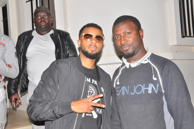 Sen Art Vision & Vouzenou vous présente en live LE FA du groupe Sexions D' assaut au Sea Plazza ce 12 mars.Revivez en images leur arrivé à l'aéroport Léopold Sedar Senghor. Sen Art Vision & Vouzenou vous présente en live LE FA du groupe Sexions D' assaut au Sea Plazza ce 12 mars.Revivez en images leur arrivé à l'aéroport Léopold Sedar Senghor.