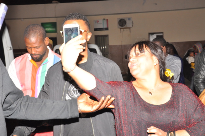 Sen Art Vision & Vouzenou vous présente en live LE FA du groupe Sexions D' assaut au Sea Plazza ce 12 mars.Revivez en images leur arrivé à l'aéroport Léopold Sedar Senghor. Sen Art Vision & Vouzenou vous présente en live LE FA du groupe Sexions D' assaut au Sea Plazza ce 12 mars.Revivez en images leur arrivé à l'aéroport Léopold Sedar Senghor.