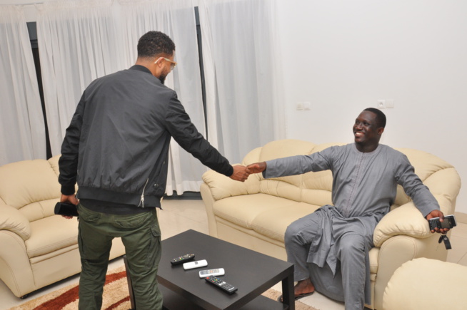 Sen Art Vision & Vouzenou vous présente en live LE FA du groupe Sexions D' assaut au Sea Plazza ce 12 mars.Revivez en images leur arrivé à l'aéroport Léopold Sedar Senghor. Sen Art Vision & Vouzenou vous présente en live LE FA du groupe Sexions D' assaut au Sea Plazza ce 12 mars.Revivez en images leur arrivé à l'aéroport Léopold Sedar Senghor.