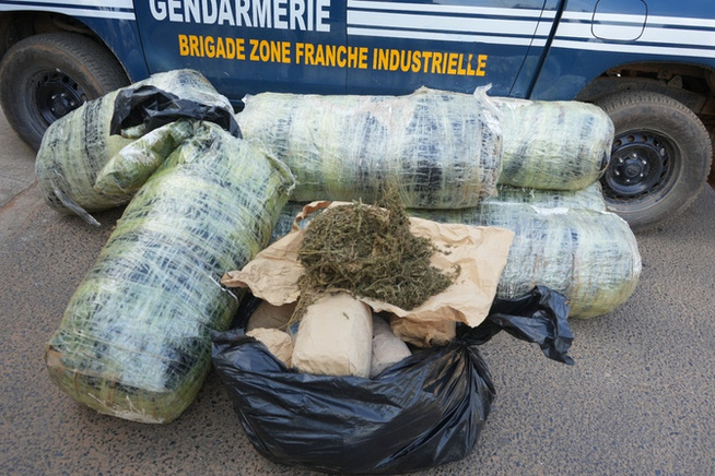 Trafic de drogue : deux individus arrêtés et une importante cargaison interceptée au large de Keur Massar Trafic de drogue : deux individus arrêtés et une importante cargaison interceptée au large de Keur Massar