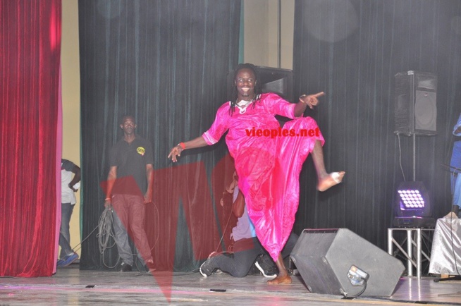 Le saut spectaculaire du danseur Armand Ndiaye au grand théâtre. Regardez sans commentaire. Le saut spectaculaire du danseur Armand Ndiaye au grand théâtre. Regardez sans commentaire.