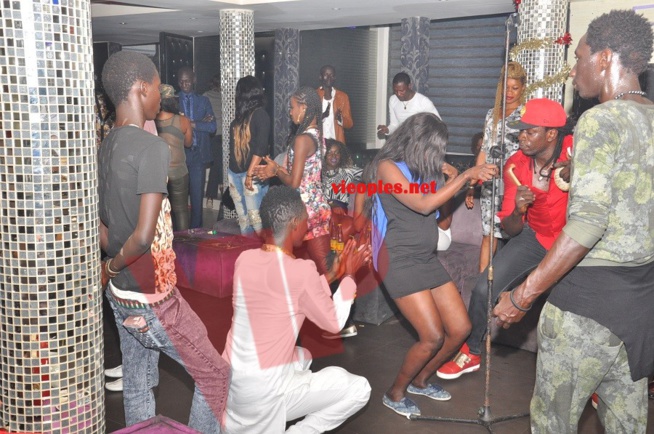 Revivez la chaleur dans la première nuit de l'anniversaire du golden boy de la musique Sidy Samb ce mercredi au Pentola. Revivez la chaleur dans la première nuit de l'anniversaire du golden boy de la musique Sidy Samb ce mercredi au Pentola.