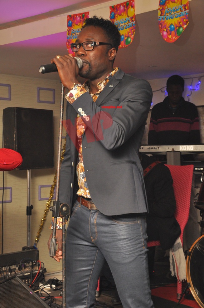 Revivez la chaleur dans la première nuit de l'anniversaire du golden boy de la musique Sidy Samb ce mercredi au Pentola. Revivez la chaleur dans la première nuit de l'anniversaire du golden boy de la musique Sidy Samb ce mercredi au Pentola.