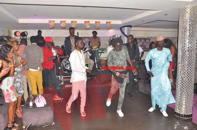 Revivez la chaleur dans la première nuit de l'anniversaire du golden boy de la musique Sidy Samb ce mercredi au Pentola. Revivez la chaleur dans la première nuit de l'anniversaire du golden boy de la musique Sidy Samb ce mercredi au Pentola.