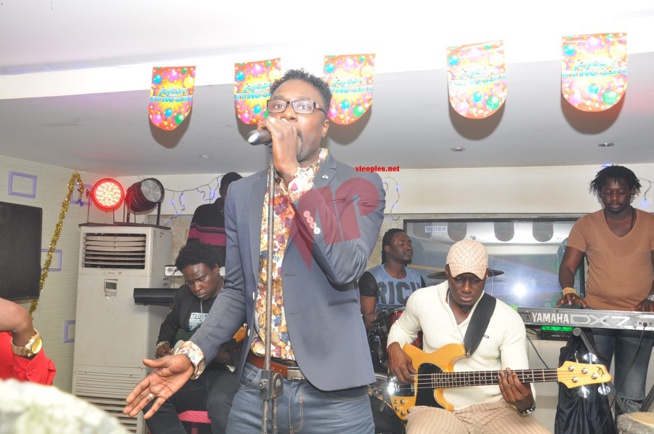 Revivez la chaleur dans la première nuit de l'anniversaire du golden boy de la musique Sidy Samb ce mercredi au Pentola. Revivez la chaleur dans la première nuit de l'anniversaire du golden boy de la musique Sidy Samb ce mercredi au Pentola.