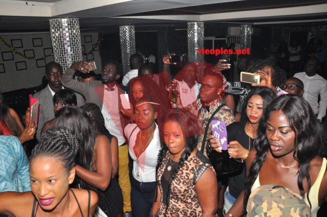 Revivez la chaleur dans la première nuit de l'anniversaire du golden boy de la musique Sidy Samb ce mercredi au Pentola. Revivez la chaleur dans la première nuit de l'anniversaire du golden boy de la musique Sidy Samb ce mercredi au Pentola.