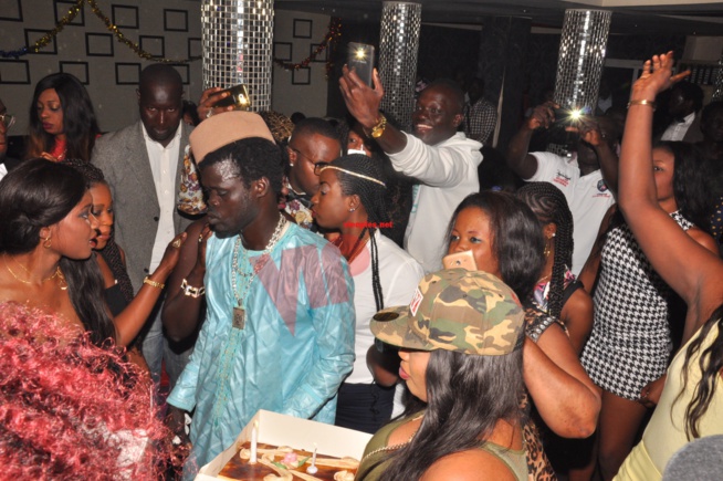 Revivez la chaleur dans la première nuit de l'anniversaire du golden boy de la musique Sidy Samb ce mercredi au Pentola. Revivez la chaleur dans la première nuit de l'anniversaire du golden boy de la musique Sidy Samb ce mercredi au Pentola.