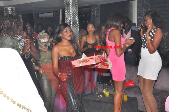 Revivez la chaleur dans la première nuit de l'anniversaire du golden boy de la musique Sidy Samb ce mercredi au Pentola. Revivez la chaleur dans la première nuit de l'anniversaire du golden boy de la musique Sidy Samb ce mercredi au Pentola.