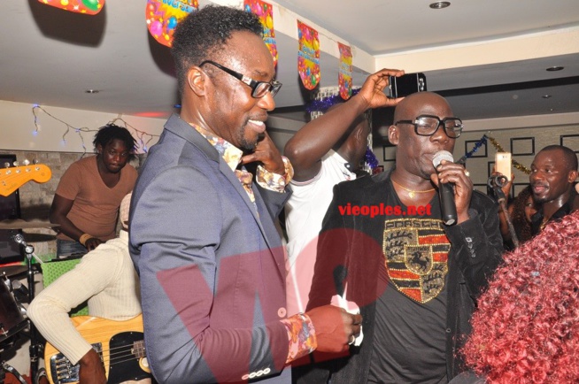 Revivez la chaleur dans la première nuit de l'anniversaire du golden boy de la musique Sidy Samb ce mercredi au Pentola. Revivez la chaleur dans la première nuit de l'anniversaire du golden boy de la musique Sidy Samb ce mercredi au Pentola.