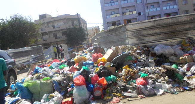Dakar asphyxiée : Quand la grève des concessionnaires plonge la capitale dans les ordures... Dakar asphyxiée : Quand la grève des concessionnaires plonge la capitale dans les ordures...