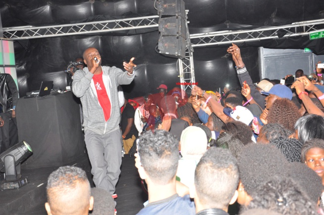 Sen Art Vision, Vouzénou et 37 Cinq vous présente le concert de Lefa du groupe Sexions D'assaut au Sea Plaza. Sen Art Vision, Vouzénou et 37 Cinq vous présente le concert de Lefa du groupe Sexions D'assaut au Sea Plaza.