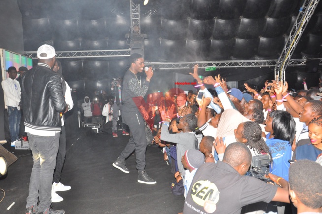 Sen Art Vision, Vouzénou et 37 Cinq vous présente le concert de Lefa du groupe Sexions D'assaut au Sea Plaza. Sen Art Vision, Vouzénou et 37 Cinq vous présente le concert de Lefa du groupe Sexions D'assaut au Sea Plaza.