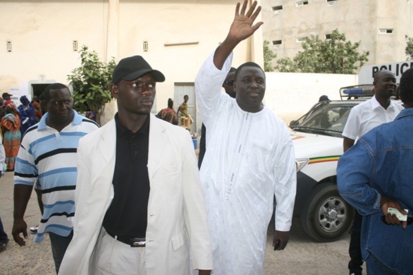 Référendum du 20 mars: La jeunesse socialiste de la Médina désavoue Bamba Fall Référendum du 20 mars: La jeunesse socialiste de la Médina désavoue Bamba Fall