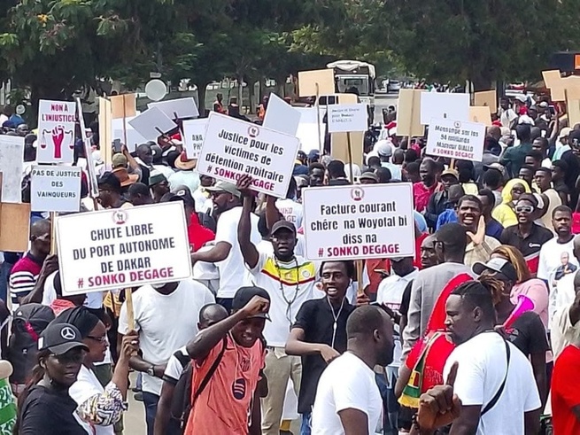 Le mouvement citoyen Rappel à l’Ordre a tenu une nouvelle marche à Dakar, ce vendredi Le mouvement citoyen Rappel à l’Ordre a tenu une nouvelle marche à Dakar, ce vendredi