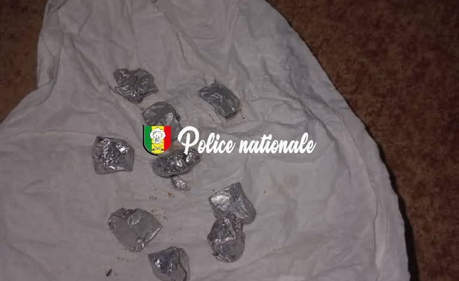 Saint-Louis : Un passager arrêté lors d’un contrôle routier à Bango. avec neuf boulettes de crack Saint-Louis : Un passager arrêté lors d’un contrôle routier à Bango. avec neuf boulettes de crack