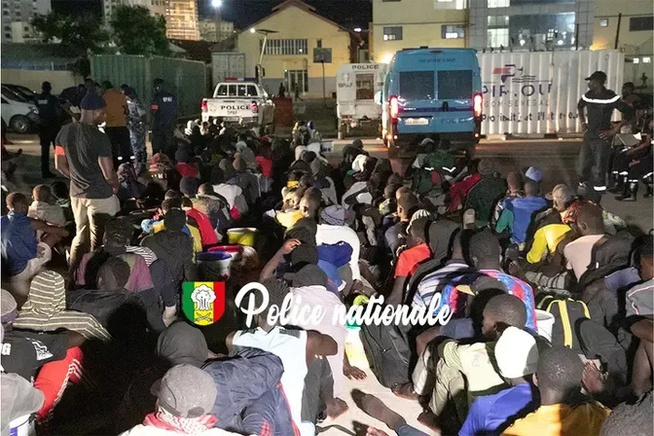 Tentative de migration irrégulière déjouée : 259 candidats interceptés par la Marine nationale et remis à la DNLT Tentative de migration irrégulière déjouée : 259 candidats interceptés par la Marine nationale et remis à la DNLT