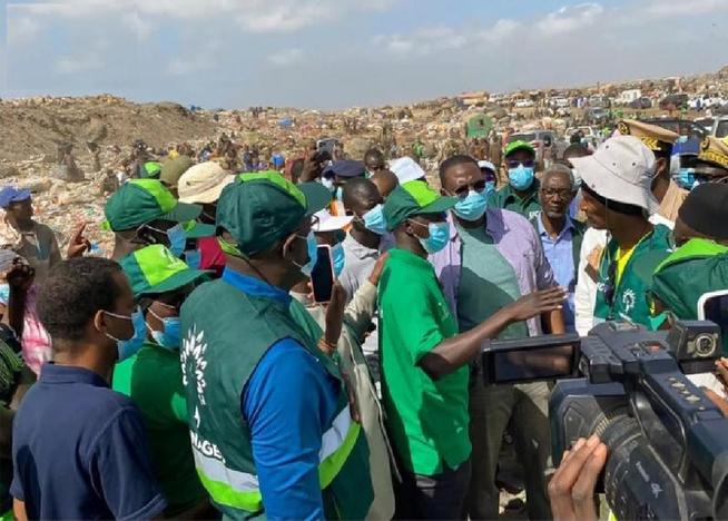 Le ministre de l’Urbanisme, Moussa Balla Fofana sur les grands chantiers : Mbeubeuss en pleine métamorphose écologique Le ministre de l’Urbanisme, Moussa Balla Fofana sur les grands chantiers : Mbeubeuss en pleine métamorphose écologique