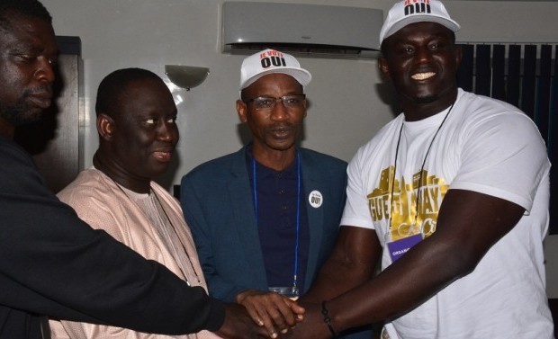 Balla Gaye 2 dans le bureau du maire de Guédiawaye Aliou Sall, celui qui se moquer de lui… Balla Gaye 2 dans le bureau du maire de Guédiawaye Aliou Sall, celui qui se moquer de lui…