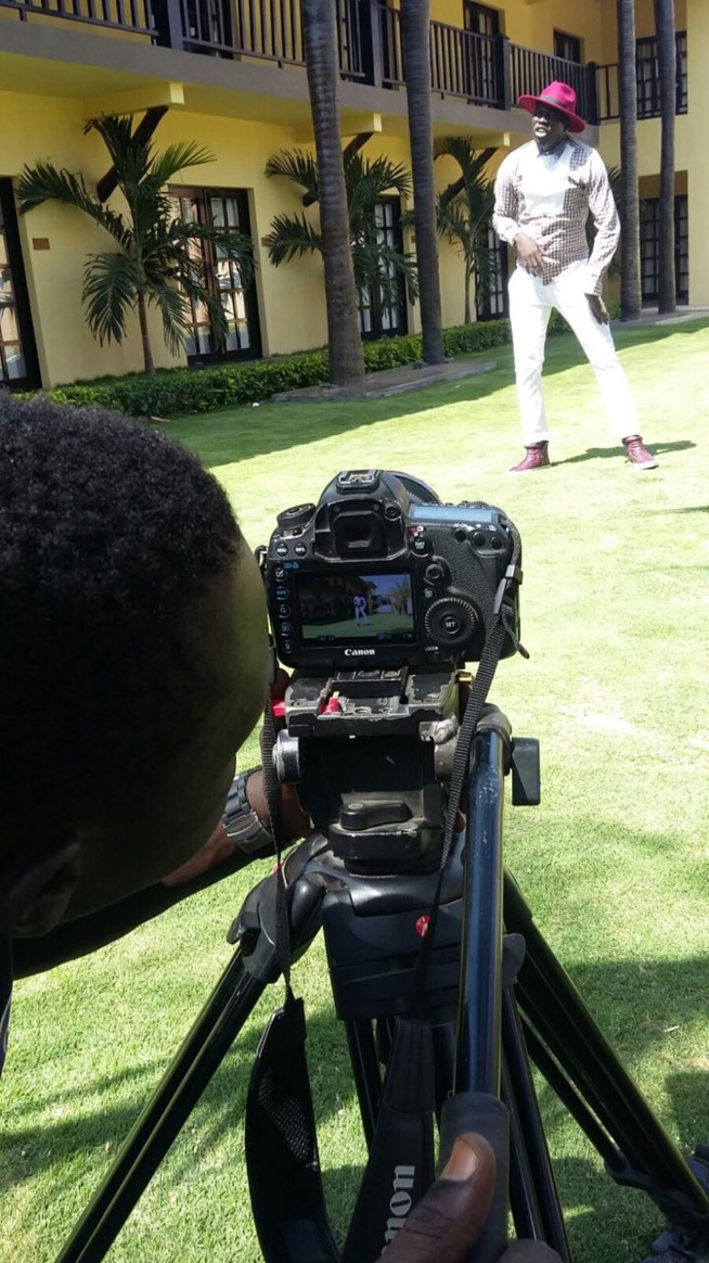 Les images de la réalisation de la nouvelle vidéo de Sidy Samb. Regardez Les images de la réalisation de la nouvelle vidéo de Sidy Samb. Regardez