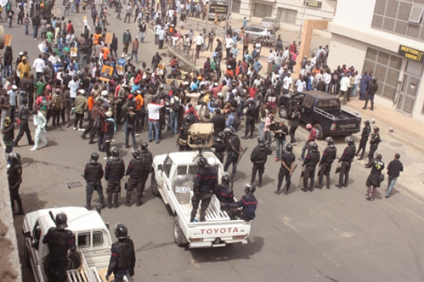 Affrontements entre Oui et Non à Dakar : Du Sang, des coups de feu et dégâts importants Affrontements entre Oui et Non à Dakar : Du Sang, des coups de feu et dégâts importants