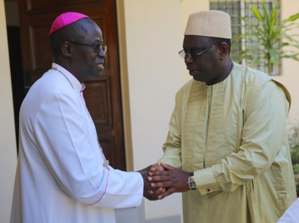 Visite chez l'Archevêque de Dakar : Le Président Macky Sall offre un million à une dame qui l'attendait à sa sortie Visite chez l'Archevêque de Dakar : Le Président Macky Sall offre un million à une dame qui l'attendait à sa sortie